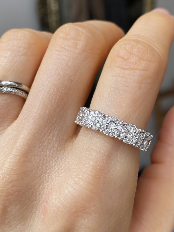 Bague en or blanc 18k sertie de 5 fleurs en diamants