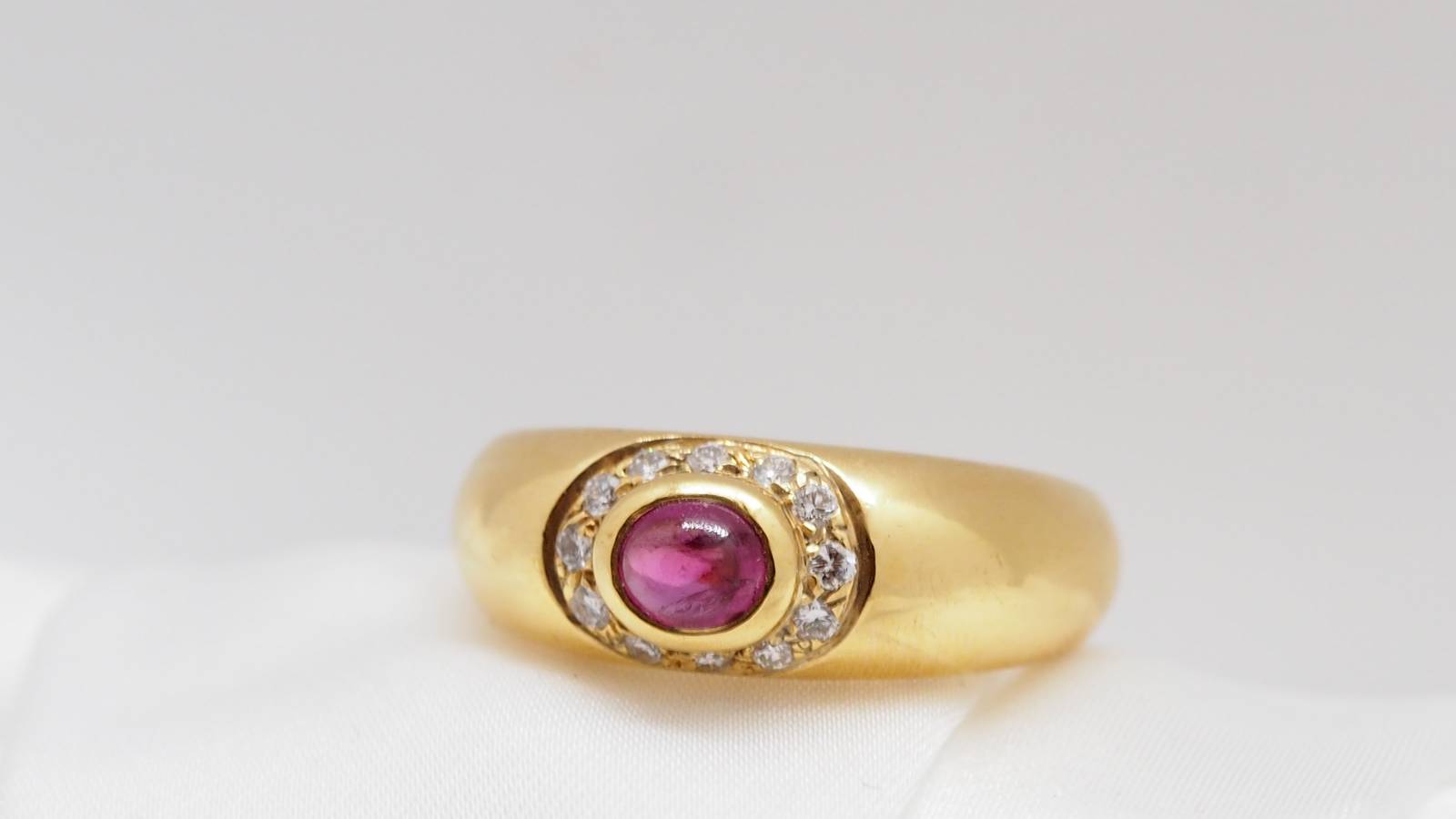 Yellow gold, ruby ​​and diamond ring