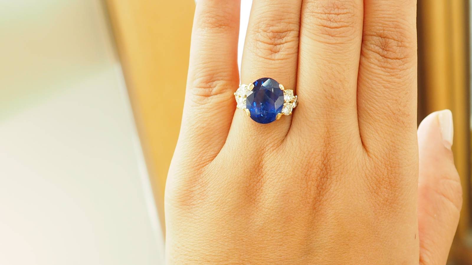 Bague importante en or jaune, saphir de Ceylan et diamants