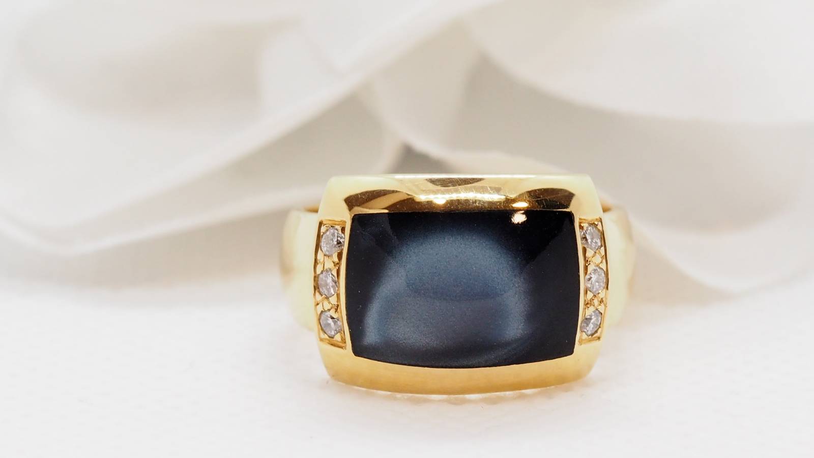 Bague Clozeau en or jaune, diamants et résine