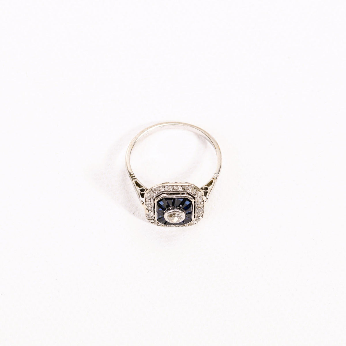 Bague en or blanc, saphir et diamants