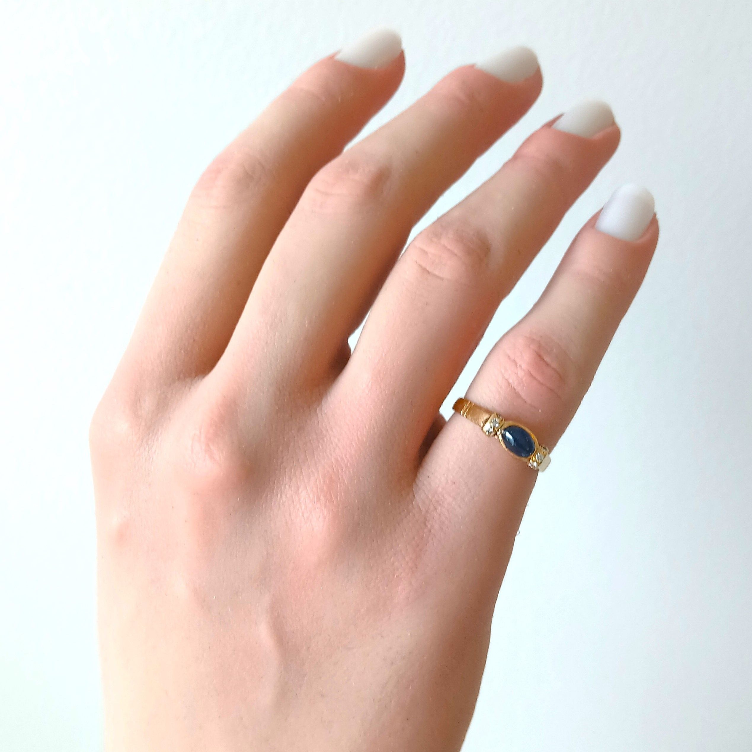 Bague ancienne saphir cabochon et diamants en or jaune