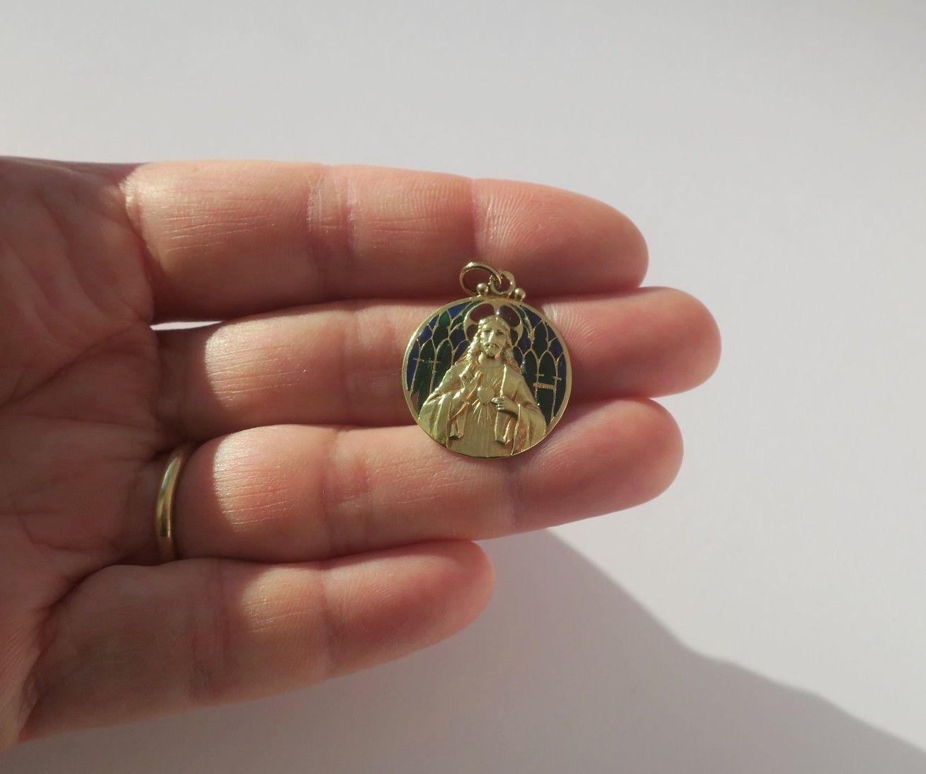 Pendentif BECKER Jésus Christ en or jaune et émail