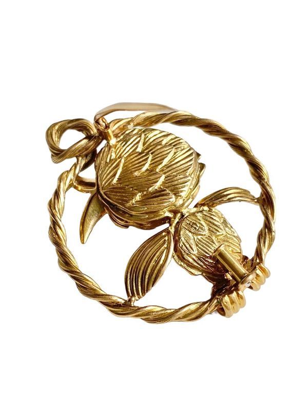 Broche en or jaune 18k et platine représentant un oiseau