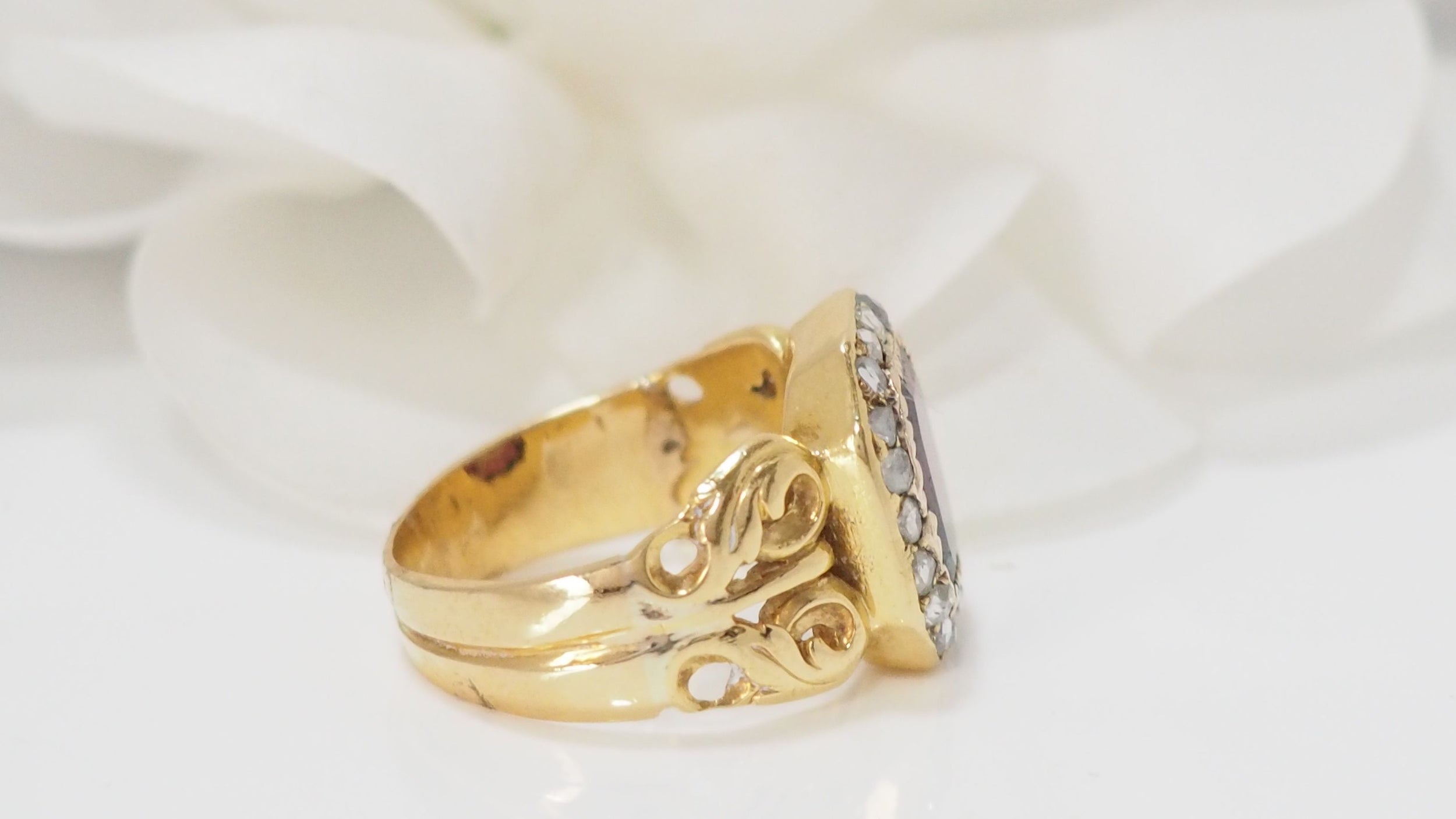 Ring In Yellow Gold, Garnet And Rose Cut Diamonds 