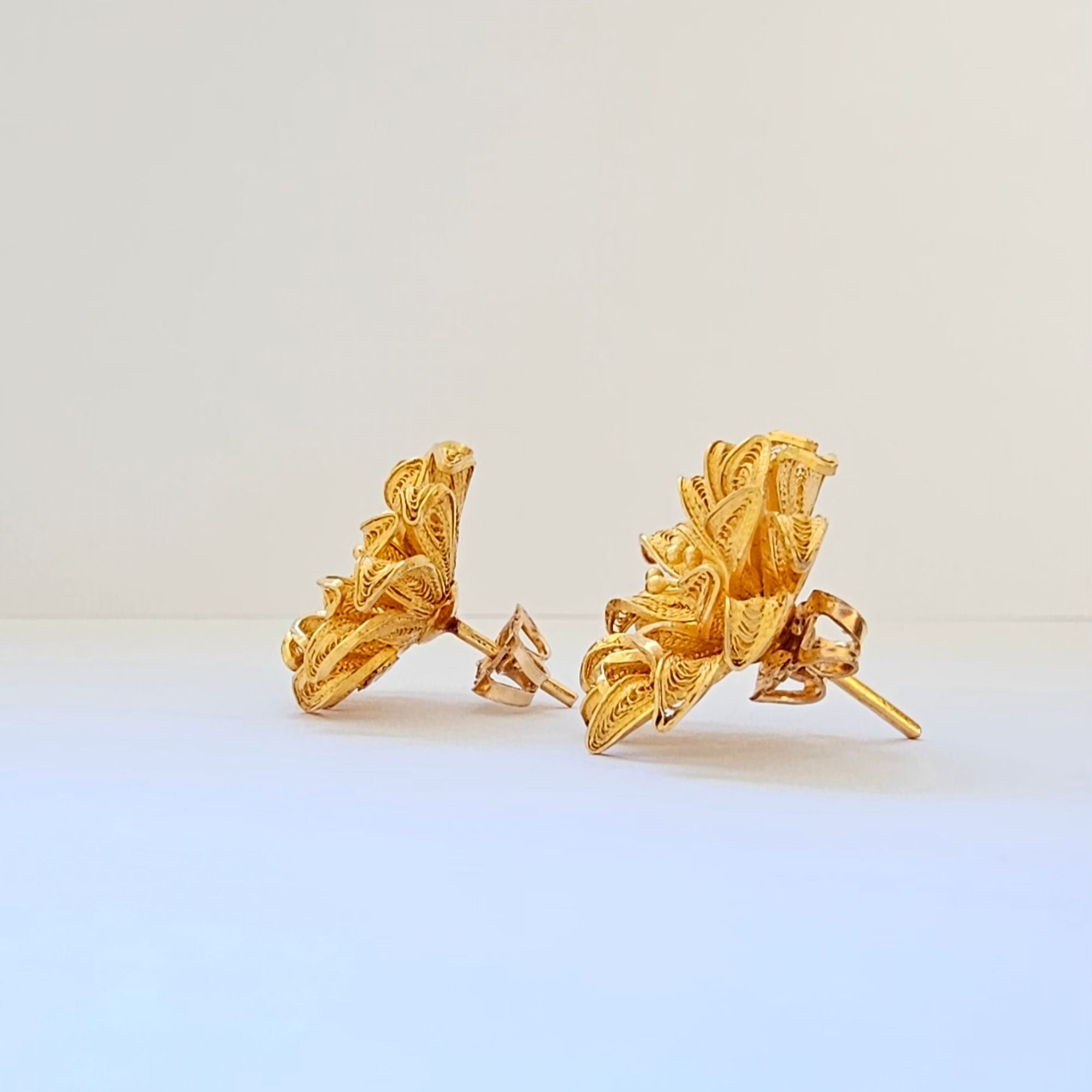 Boucles d’oreilles motif floral en or jaune 18 carats