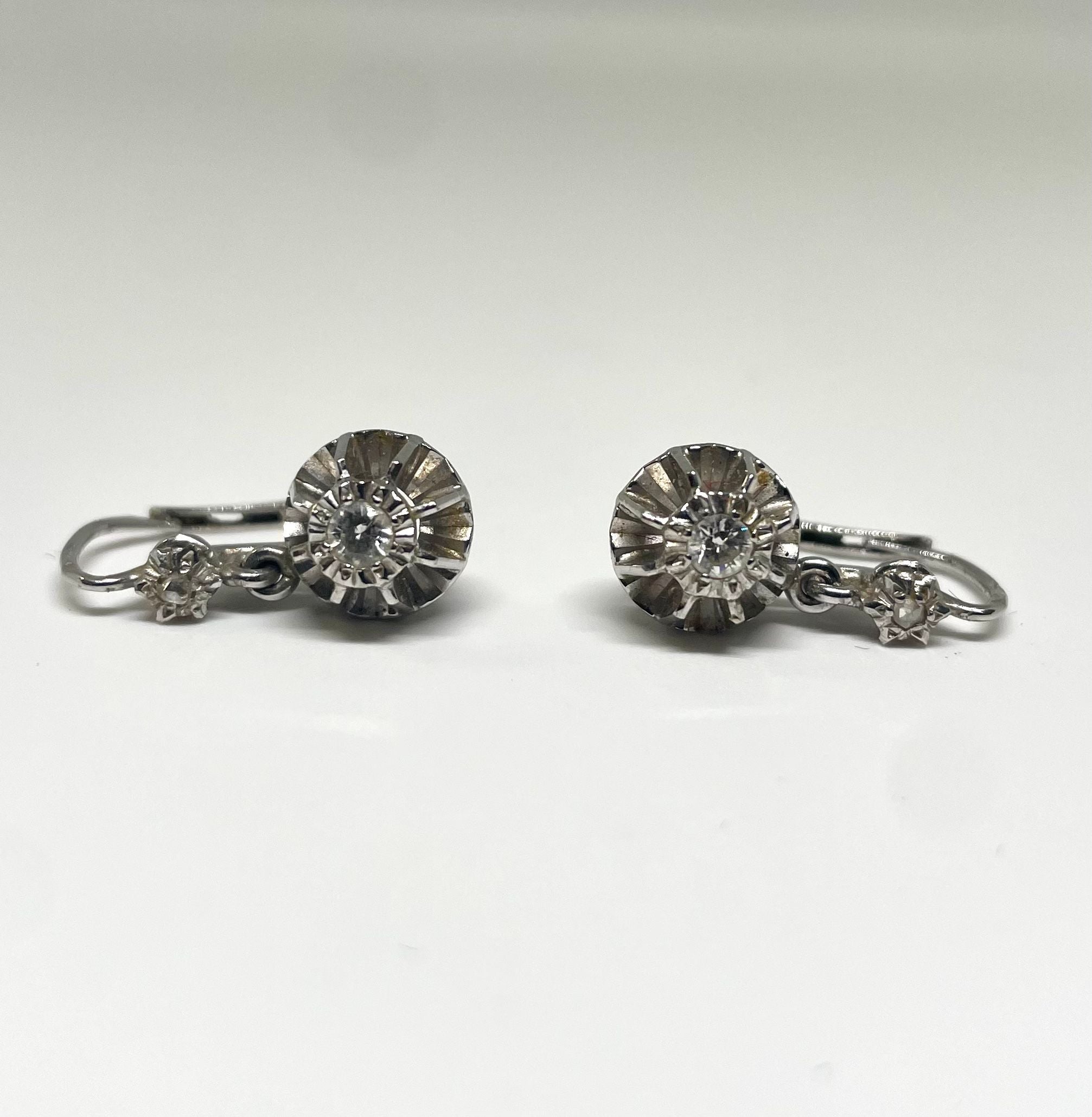 Boucles d’oreilles dormeuses en or blanc et diamants