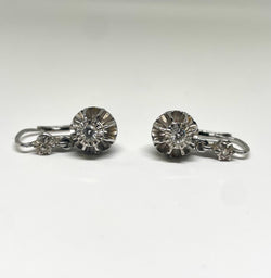 Boucles d’oreilles dormeuses en or blanc et diamants