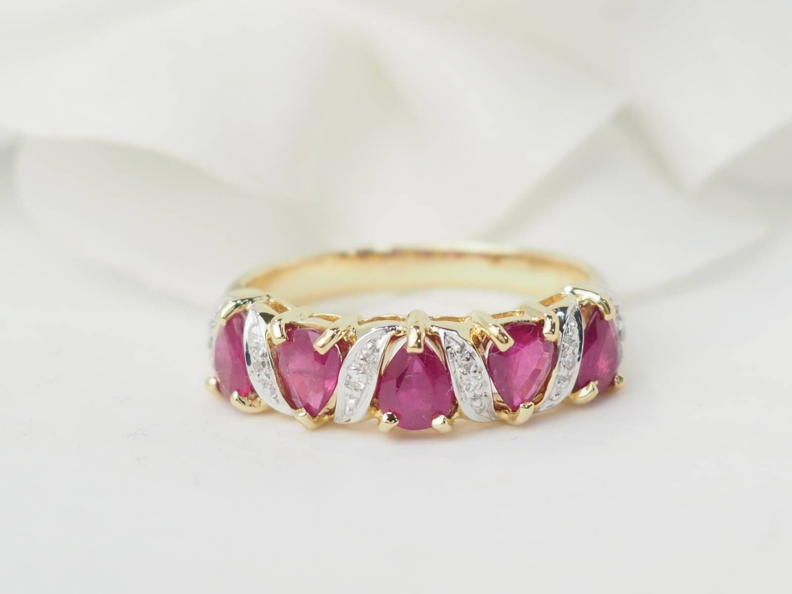 Bague alliance en or jaune et rubis