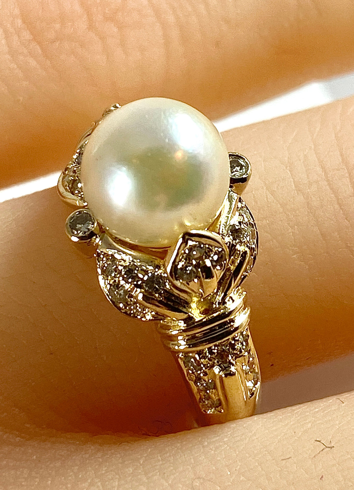 Bague en or jaune 18 carats, perle et 38 diamants.
