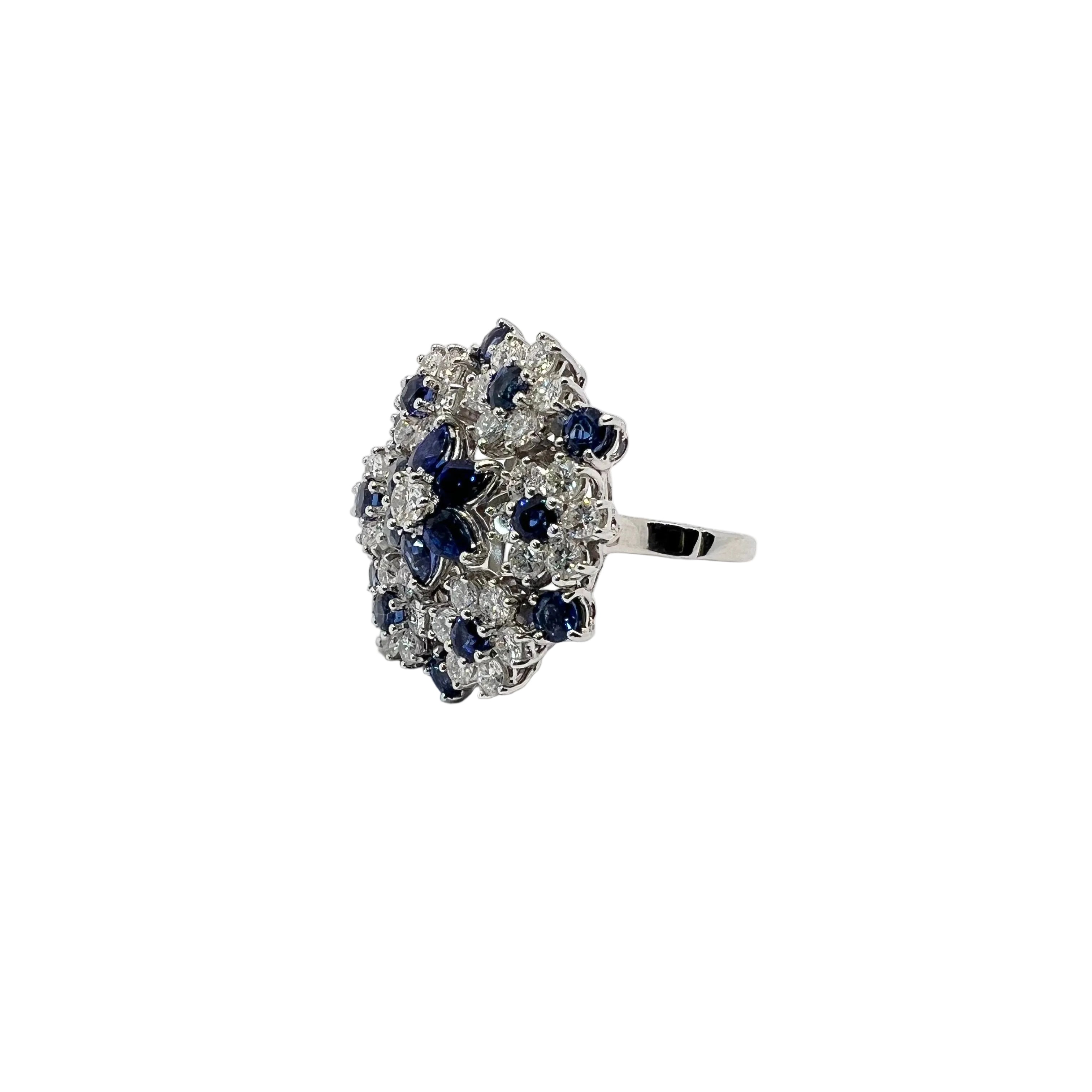 Bague Marguerite en or blanc, saphirs et diamants
