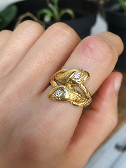 Bague ancienne en or jaune 18K représentant deux serpents