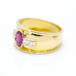 Bague en or avec rubis de taille ovale  d'occasion