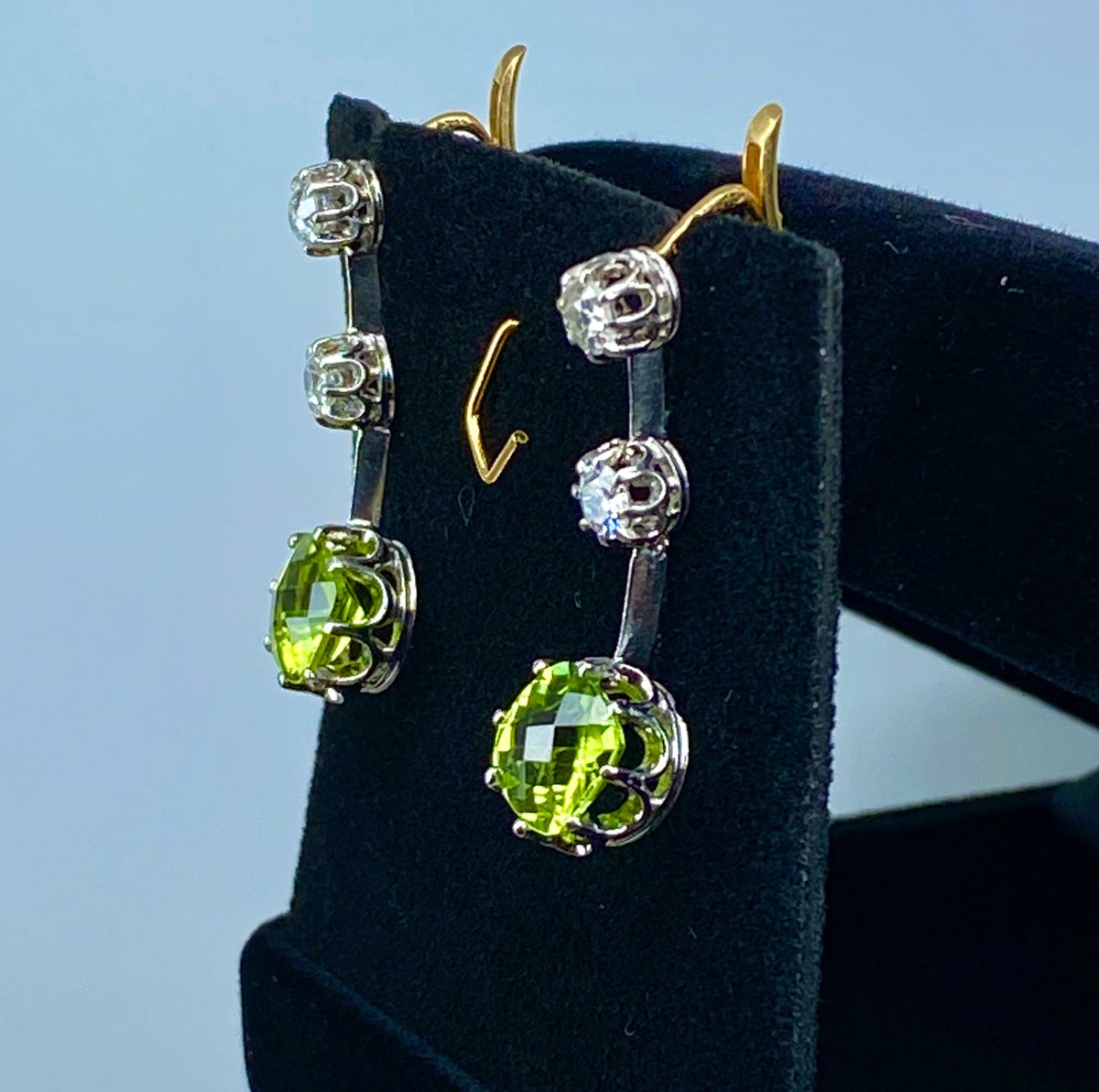 Paire de boucles d’oreilles en or 18 carats et platine, diamants et peridots