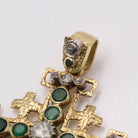 Pendentif croix en or 18k avec émeraudes et diamants