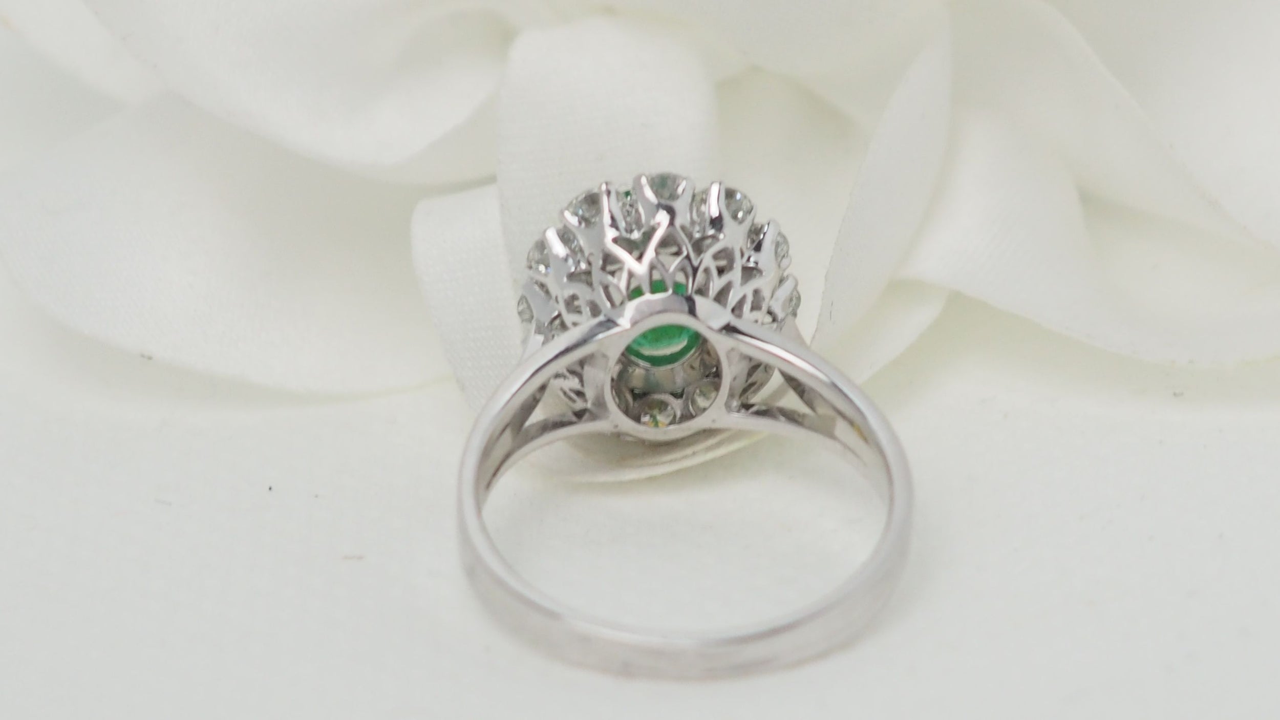 Marguerite ring in white gold, emerald and diamonds