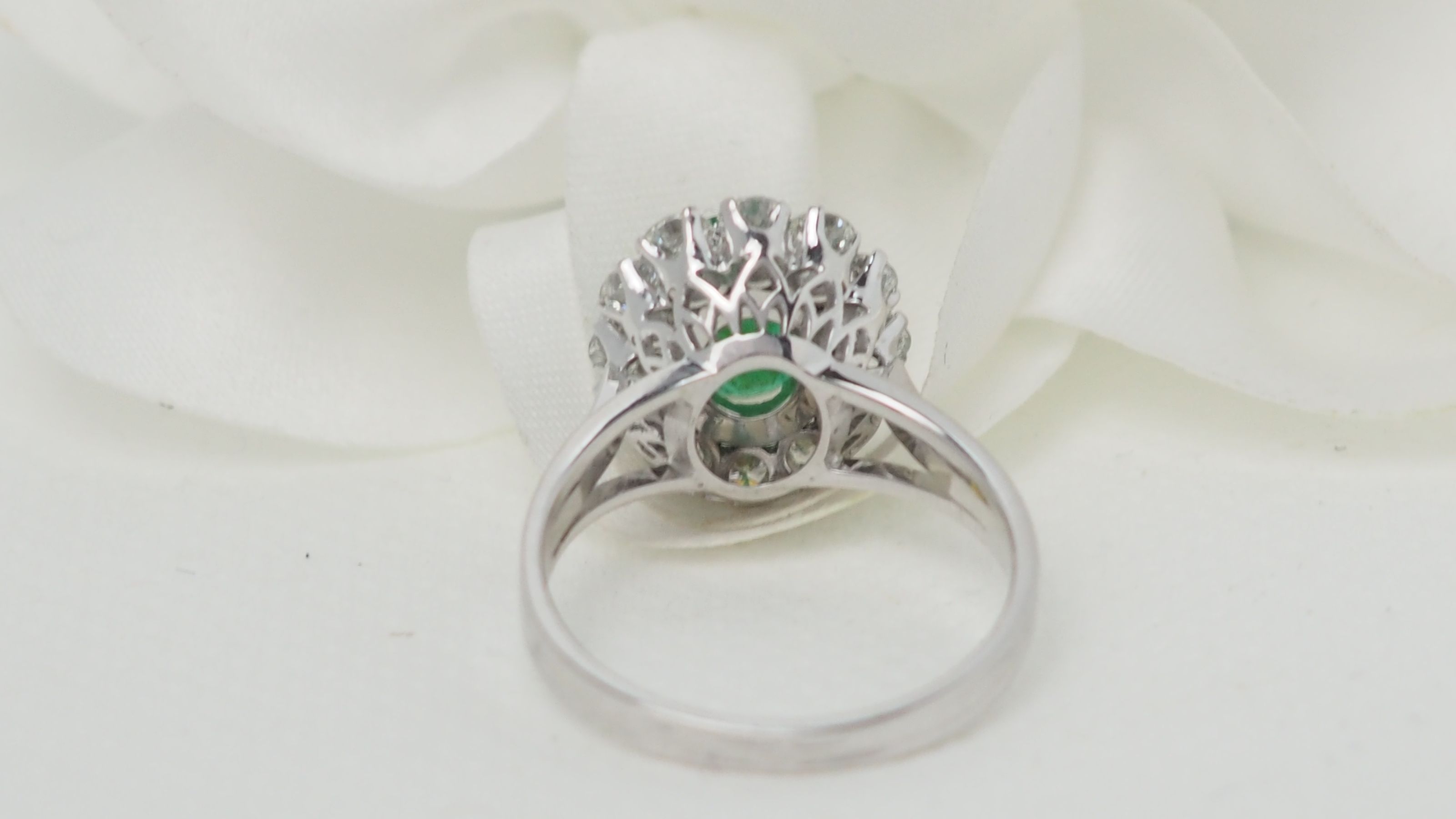 Marguerite ring in white gold, emerald and diamonds