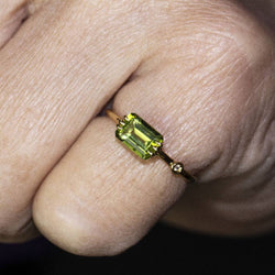 Ring in gold, peridot and diamond