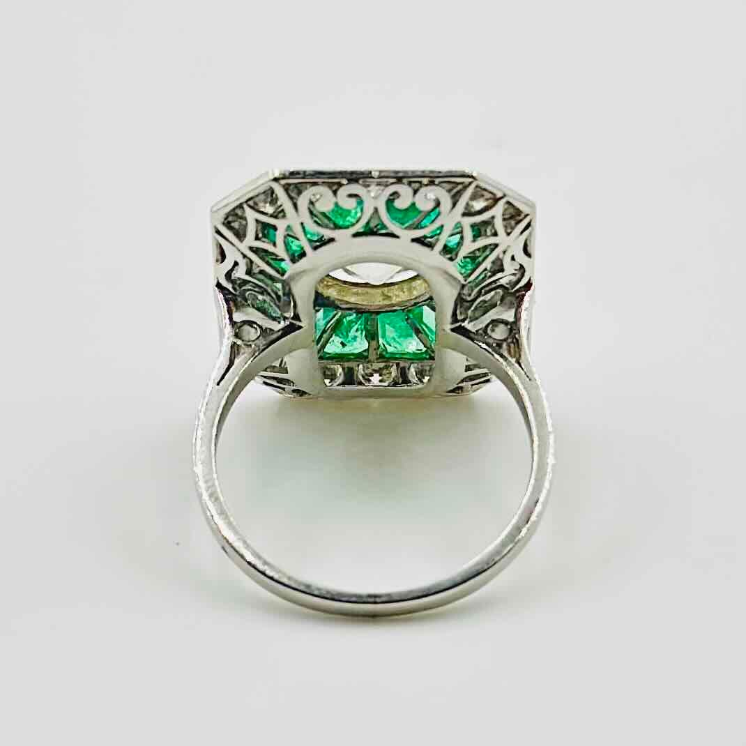 Bague en platine, diamant et émeraudes