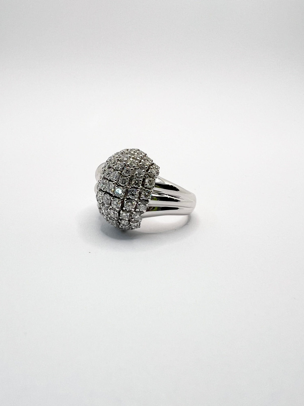 Bague Dôme en or blanc et diamants