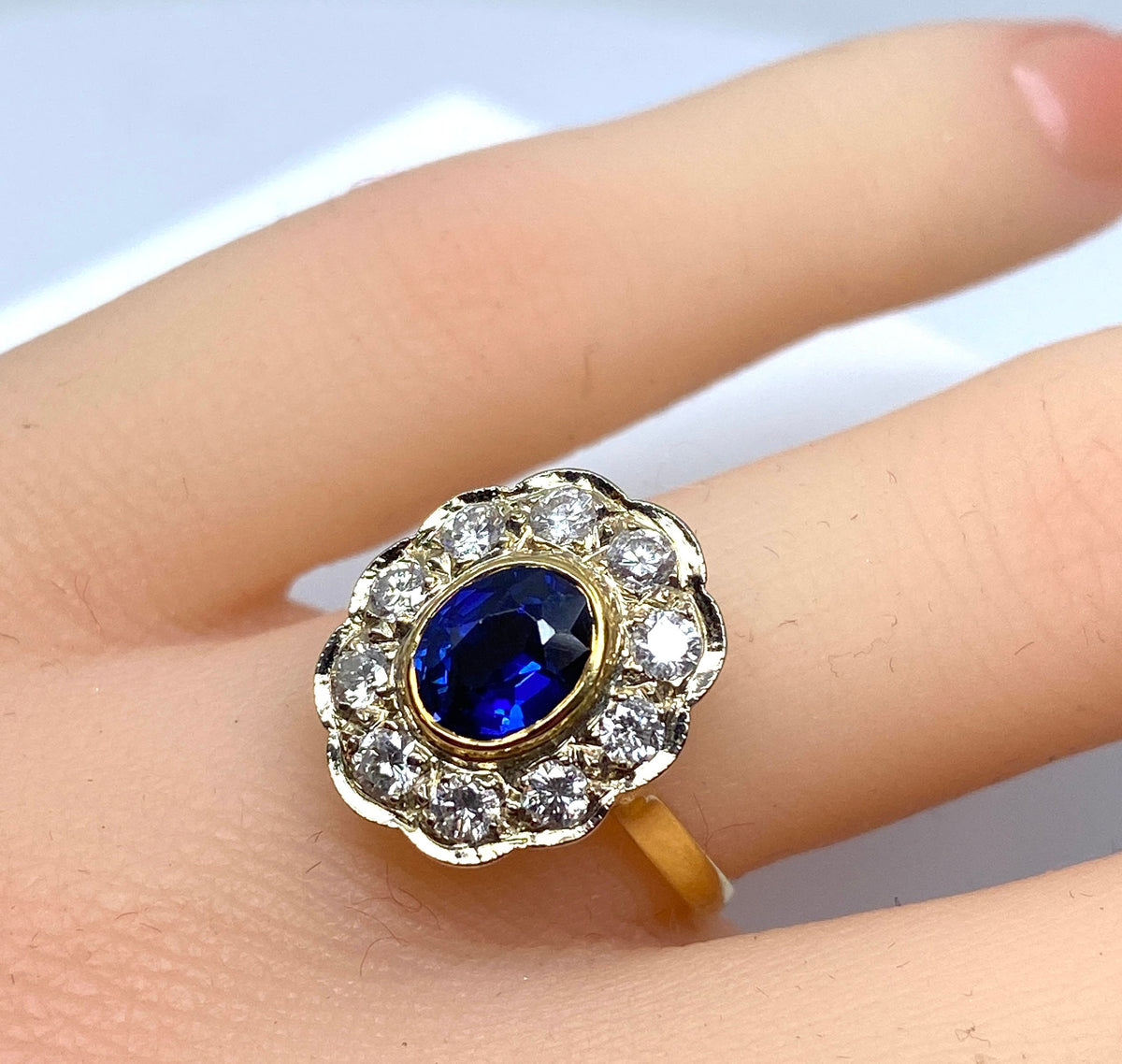 Bague marguerite en or 18 carats en saphir et diamants
