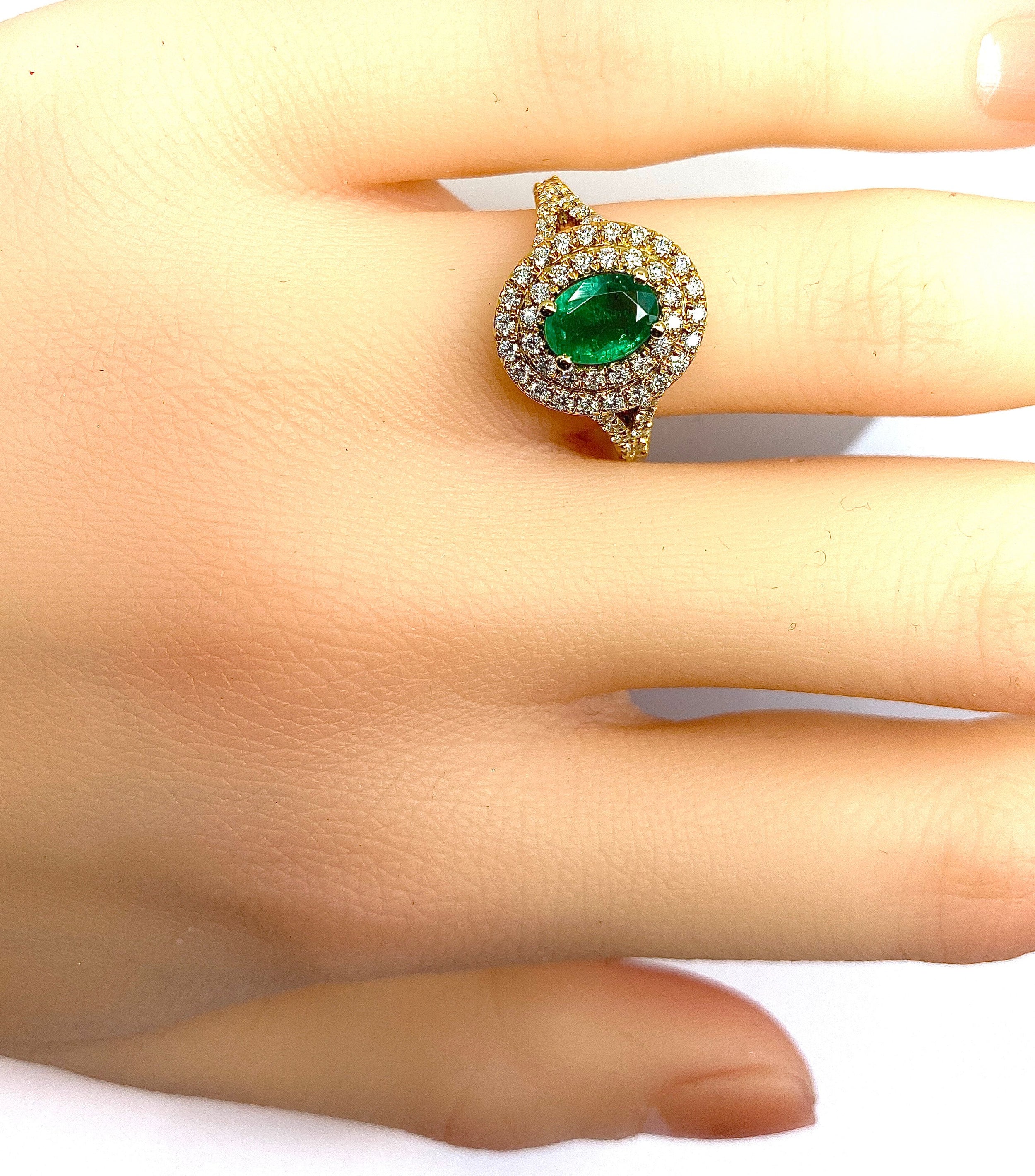 Pompadour ring in yellow gold, emerald and diamonds