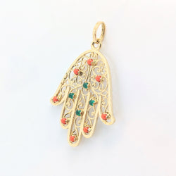 Pendentif main en or jaune corail et calcédoine