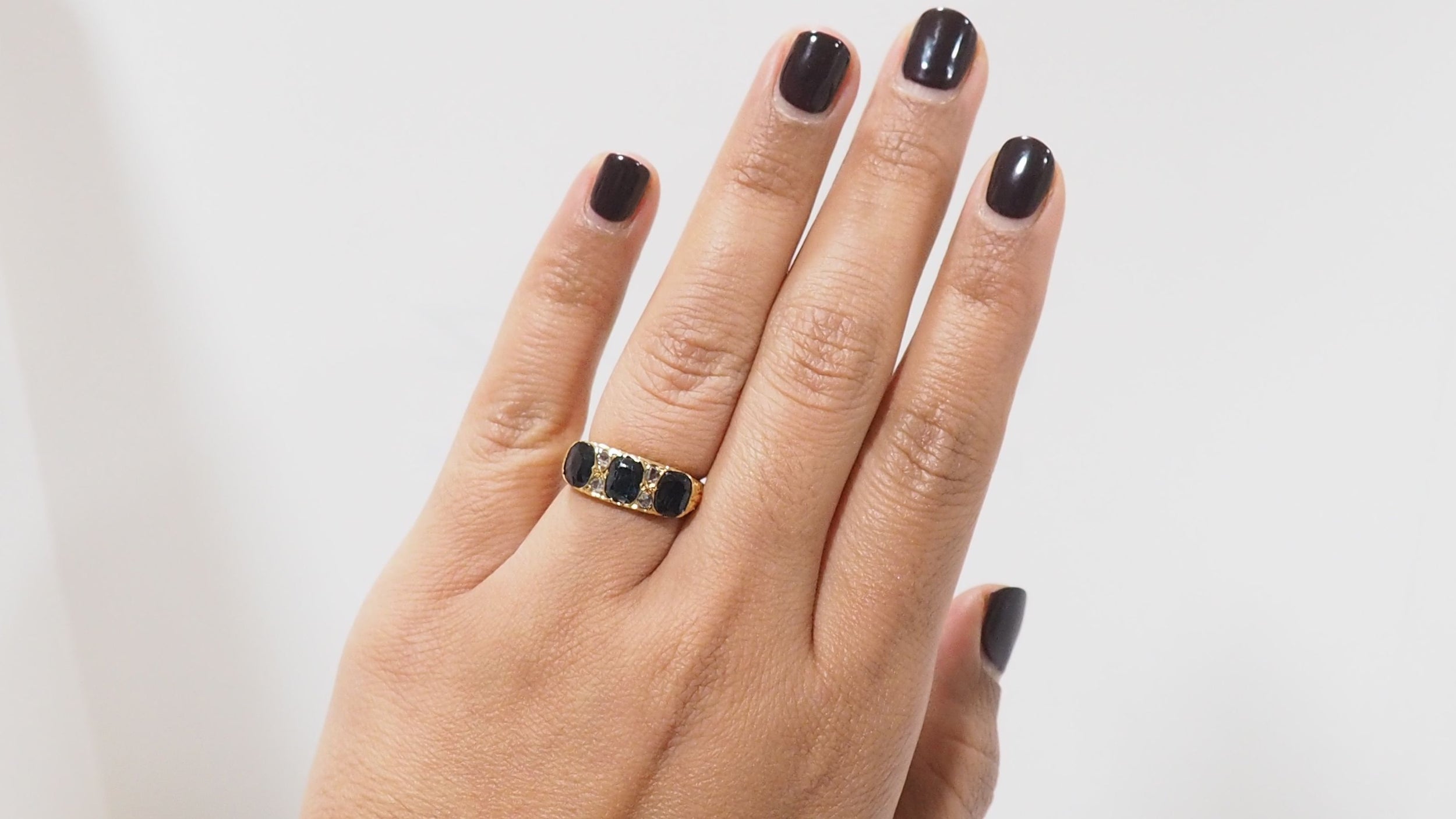 Garter ring in yellow gold, sapphires and diamonds 