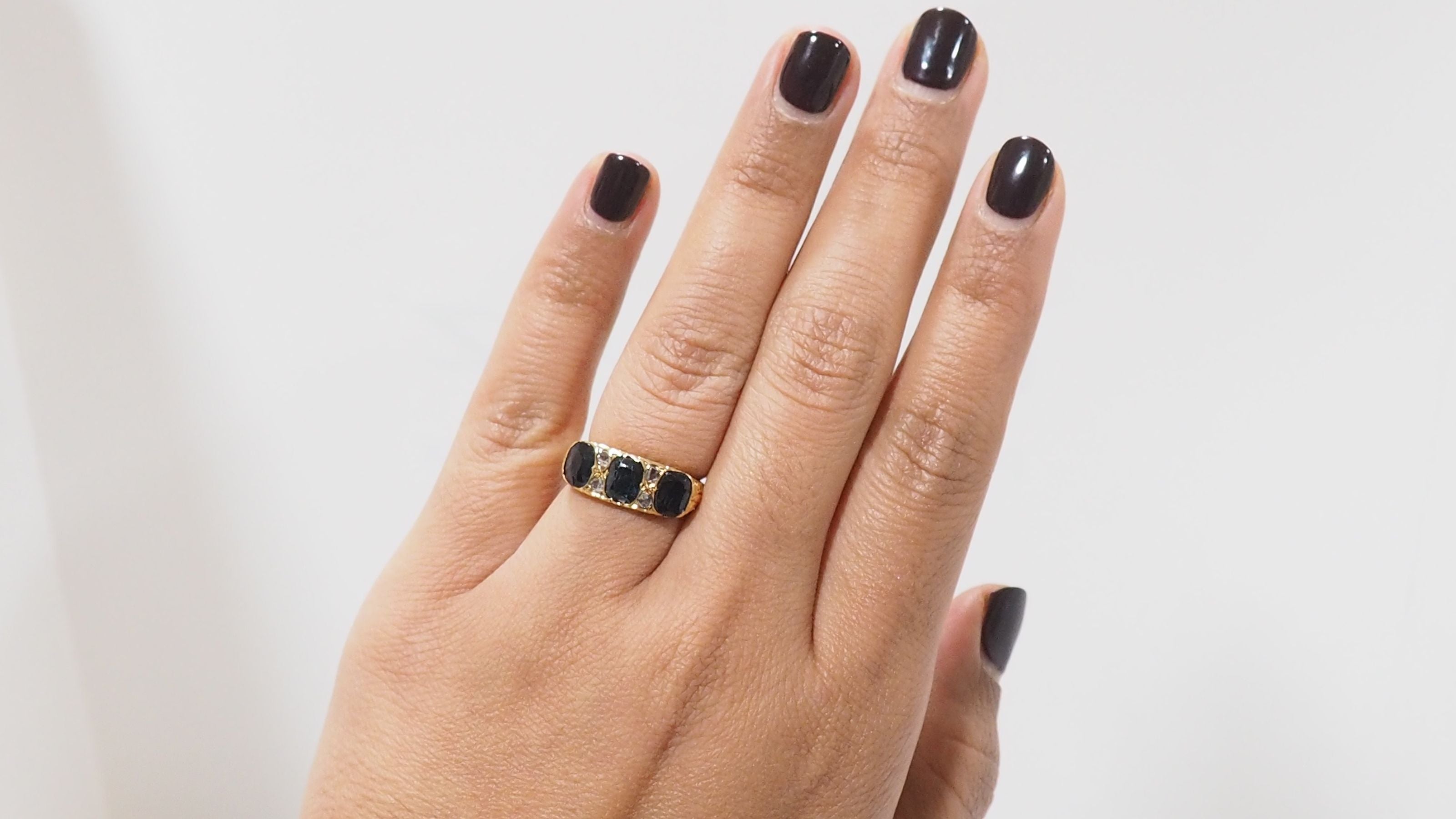 Garter ring in yellow gold, sapphires and diamonds 