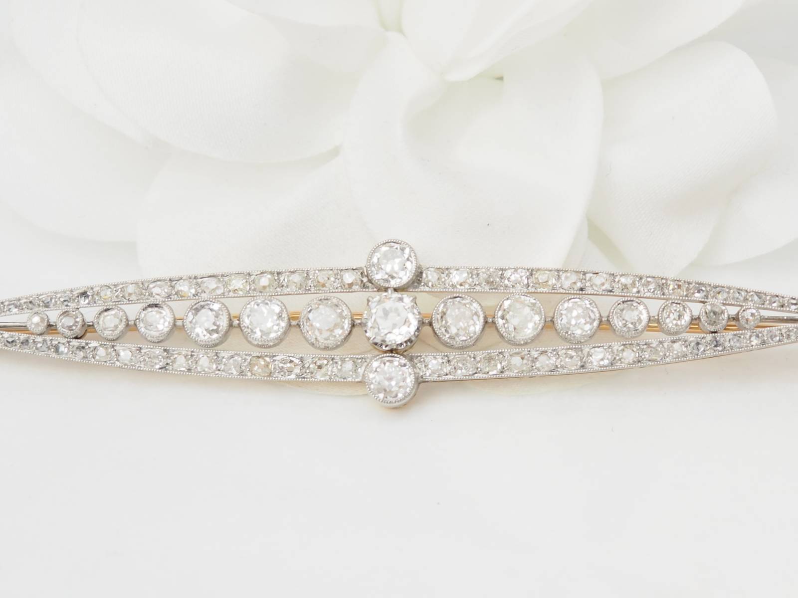 Brooch Art Deco in yellow gold and paltinium with diamonds