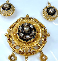 Parure : broche et boucles d’oreilles en or 18 carats, émail, diamants et perles . Epoque Napoléon III.
