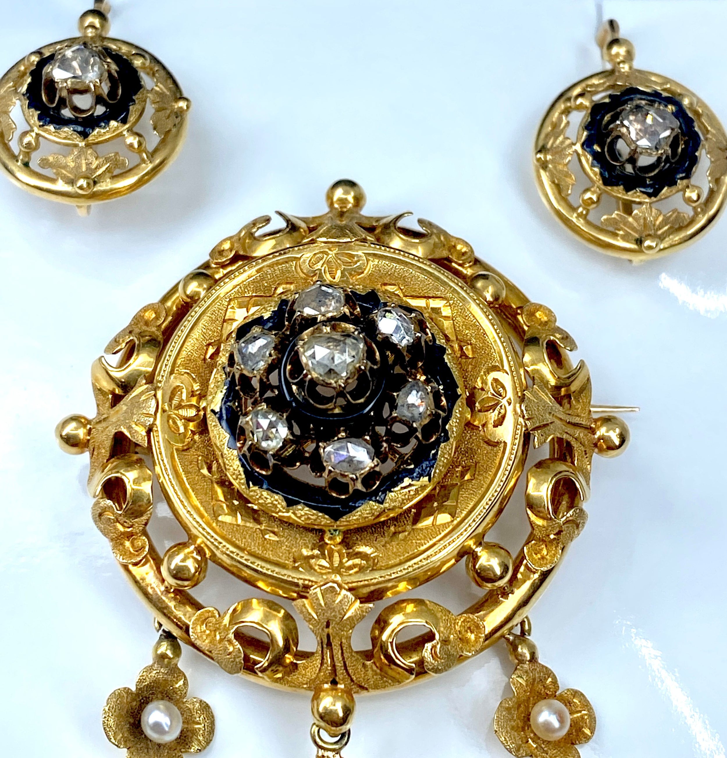 Parure : broche et boucles d’oreilles en or 18 carats, émail, diamants et perles . Epoque Napoléon III.