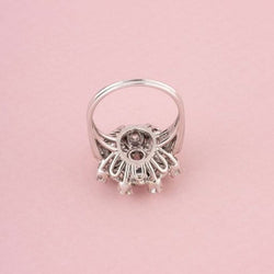 BUCHERER Bague florale en or blanc et diamants