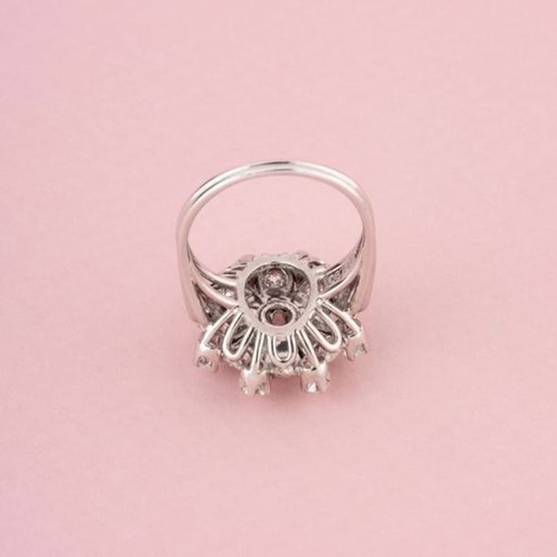 BUCHERER Bague florale en or blanc et diamants