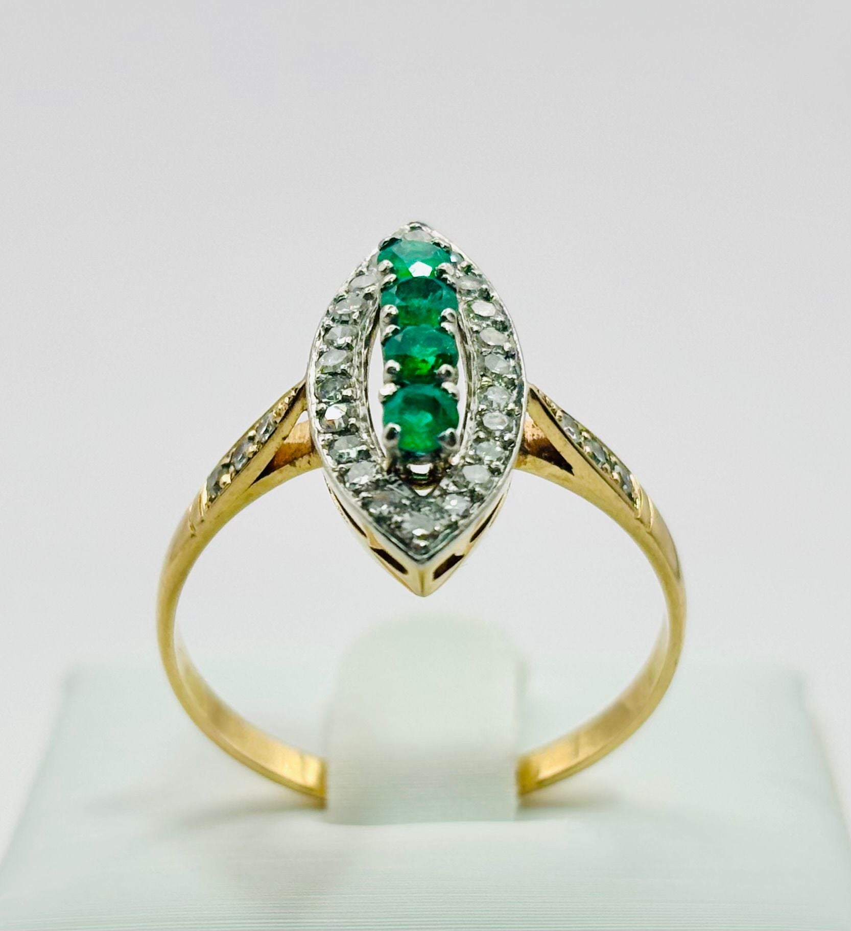Bague en or jaune et diamants et émeraudes