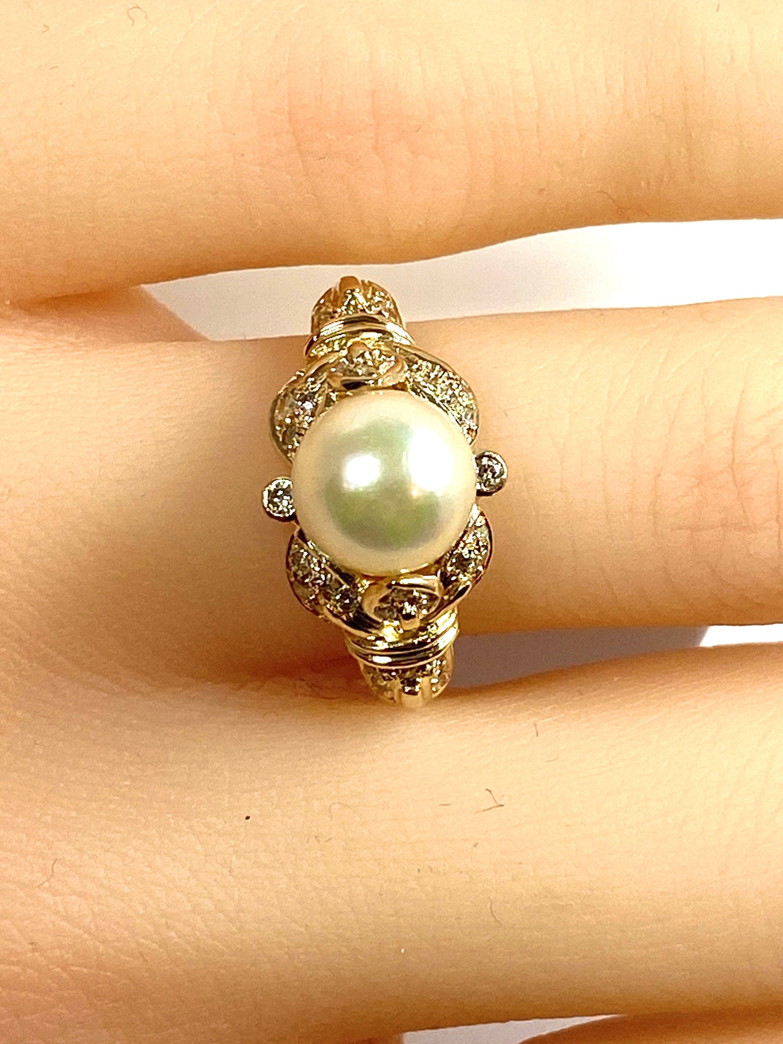 Bague en or jaune 18 carats, perle et 38 diamants.