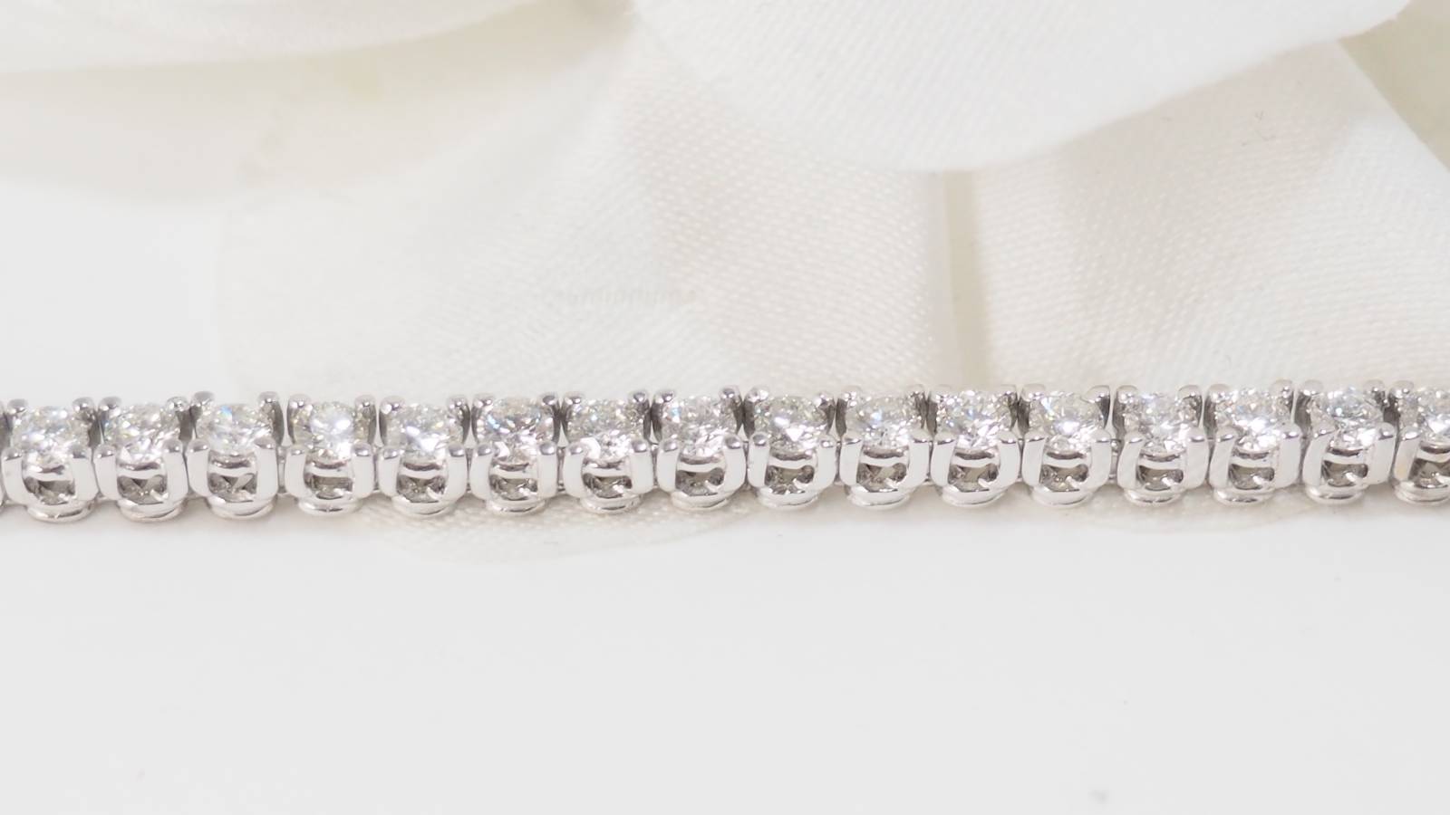 White gold and diamond river bracelet 3.20cts