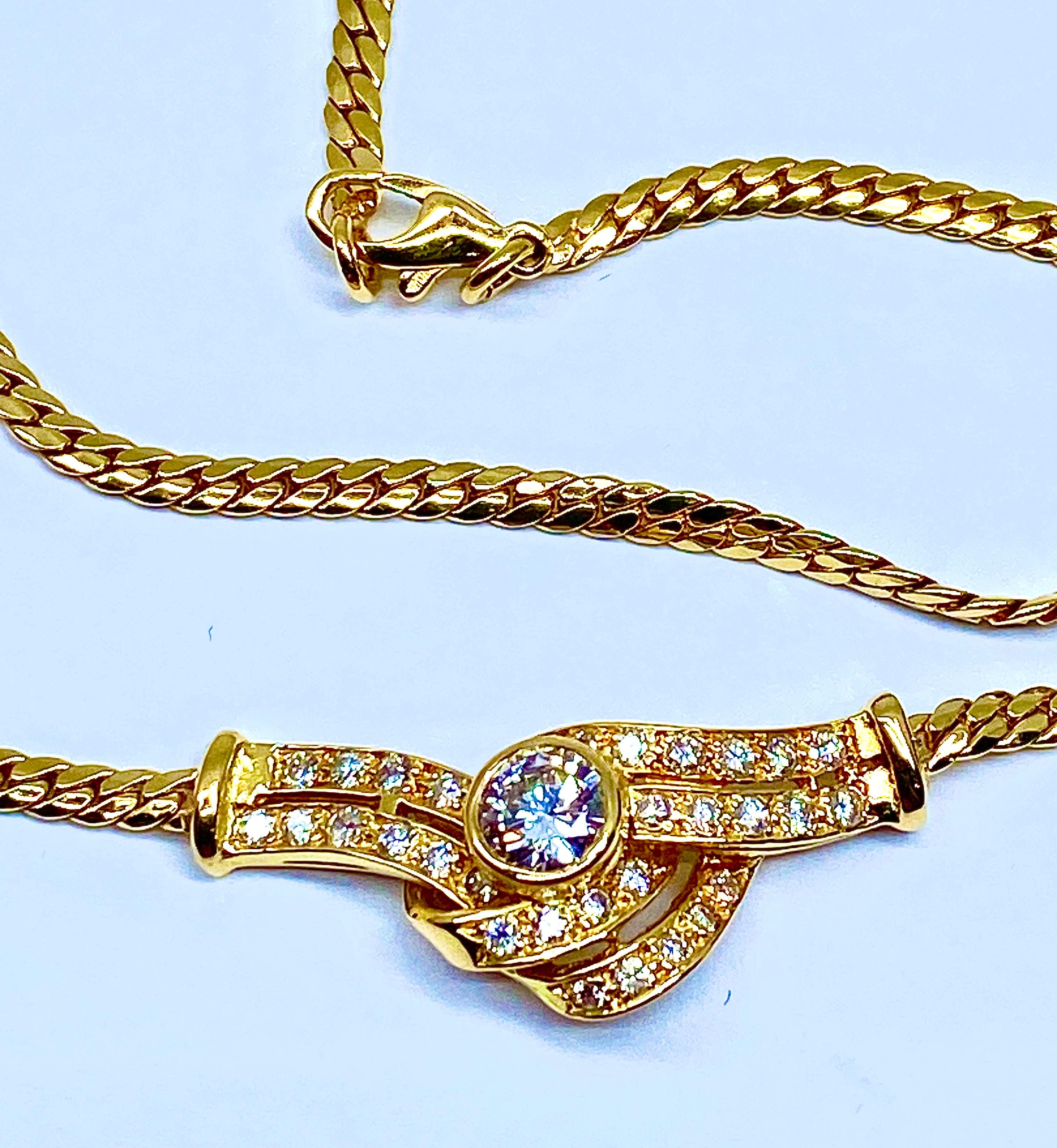 Collier en or jaune 18 carats et motif en diamants