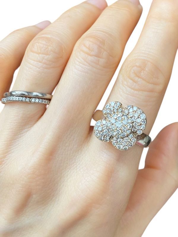 Bague en or jaune 18k en forme de fleur et diamants