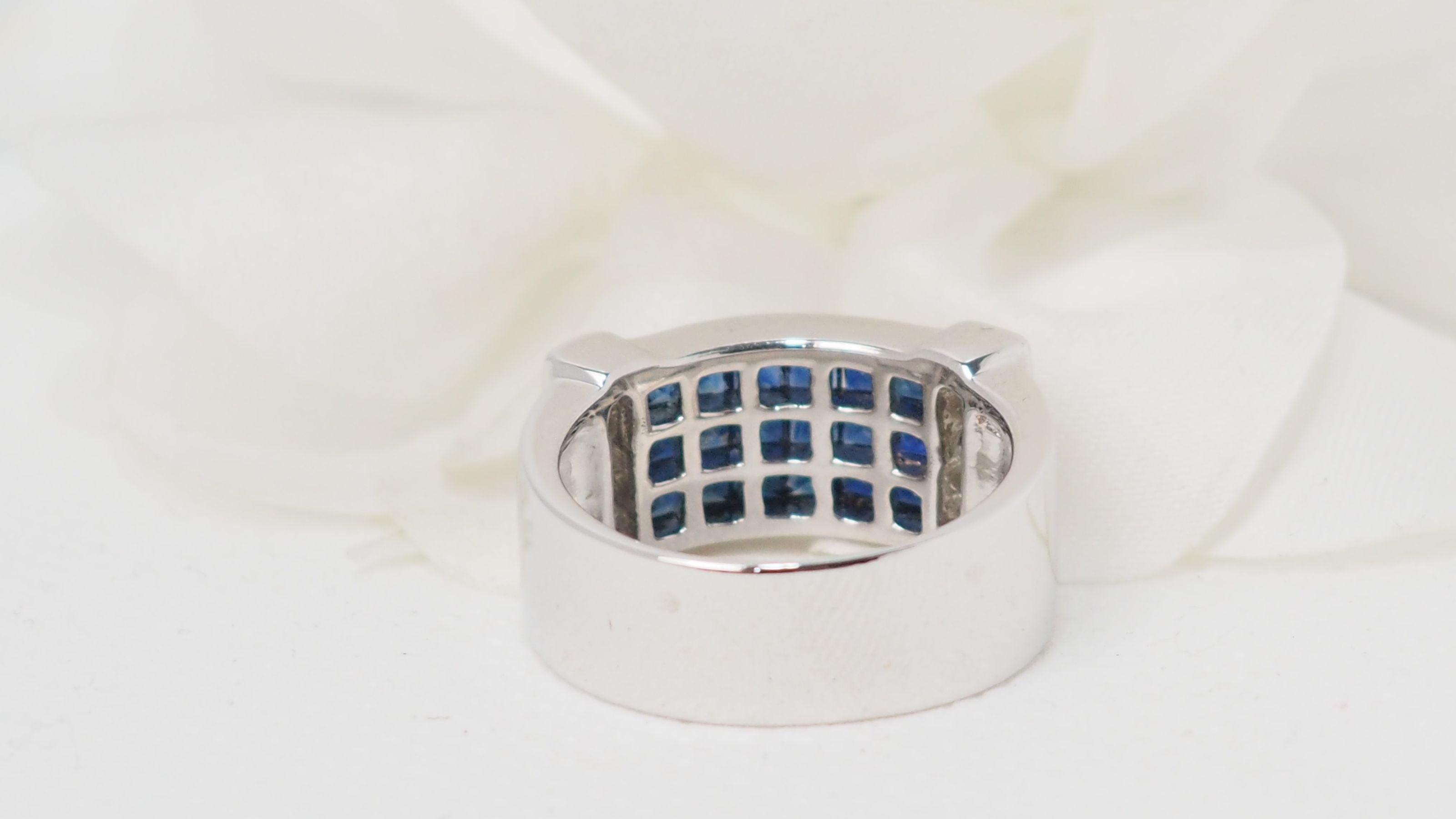 Bague bandeau en or blanc, saphirs et diamants