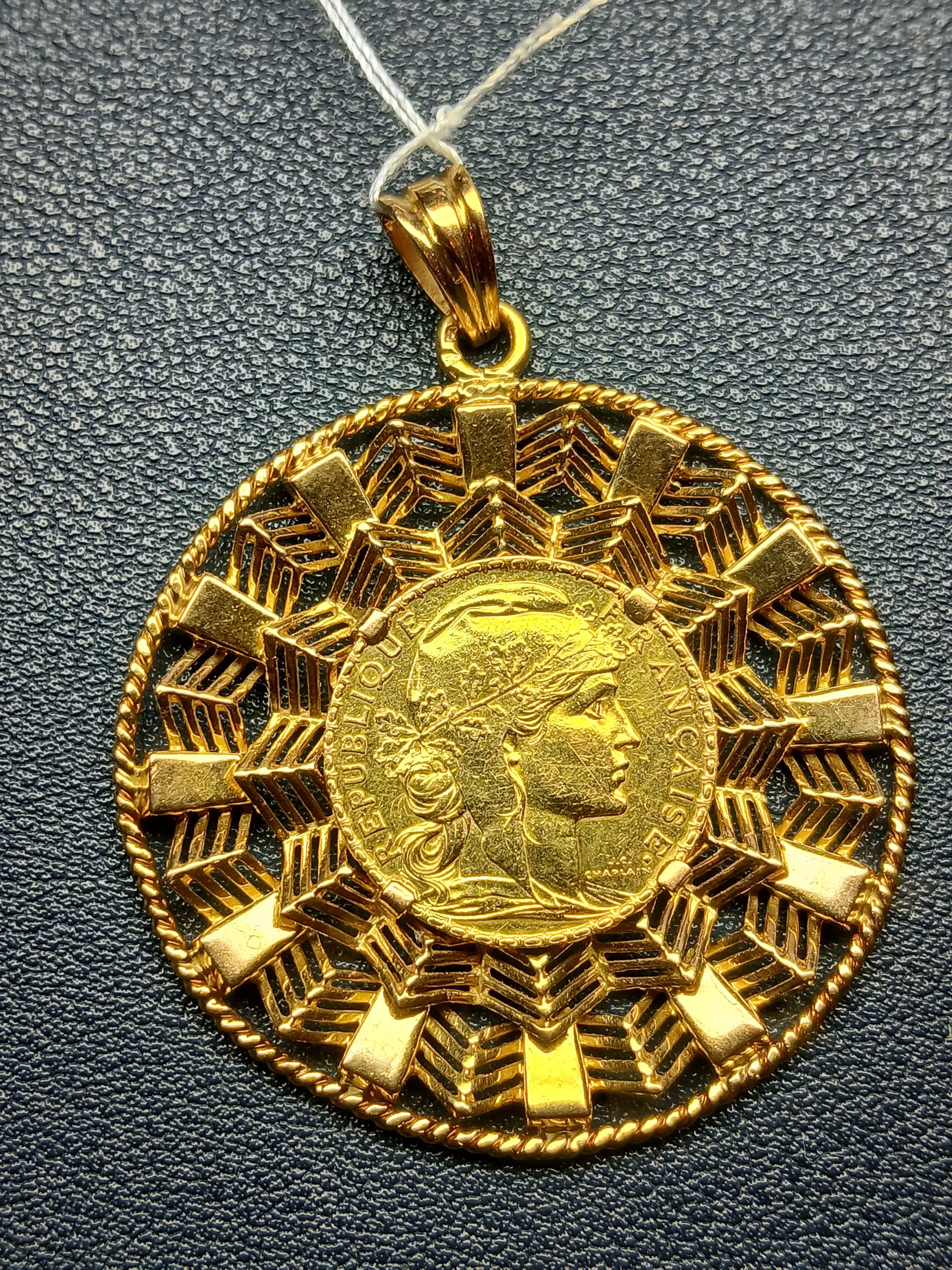 Pendentif médaille porte-pièce en or jaune