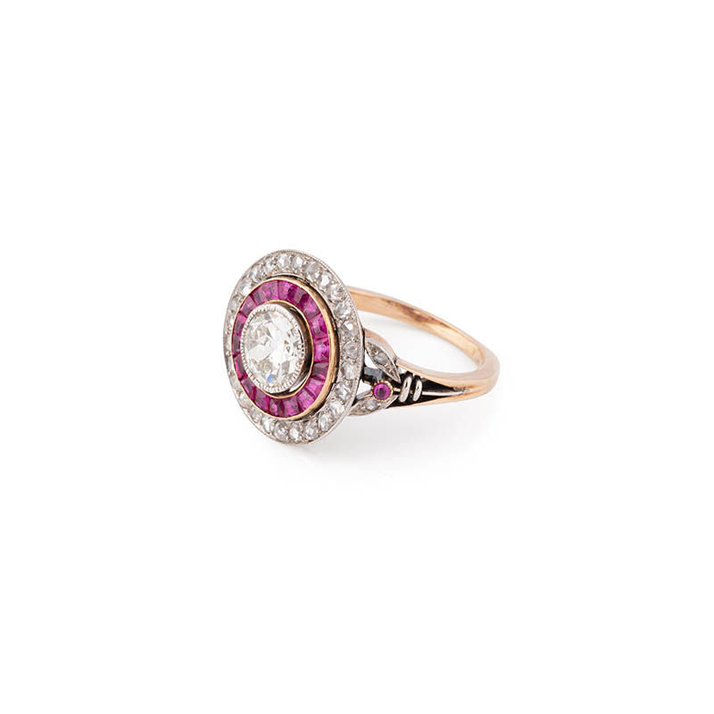 Bague Art Déco en or jaune, rubis et diamants