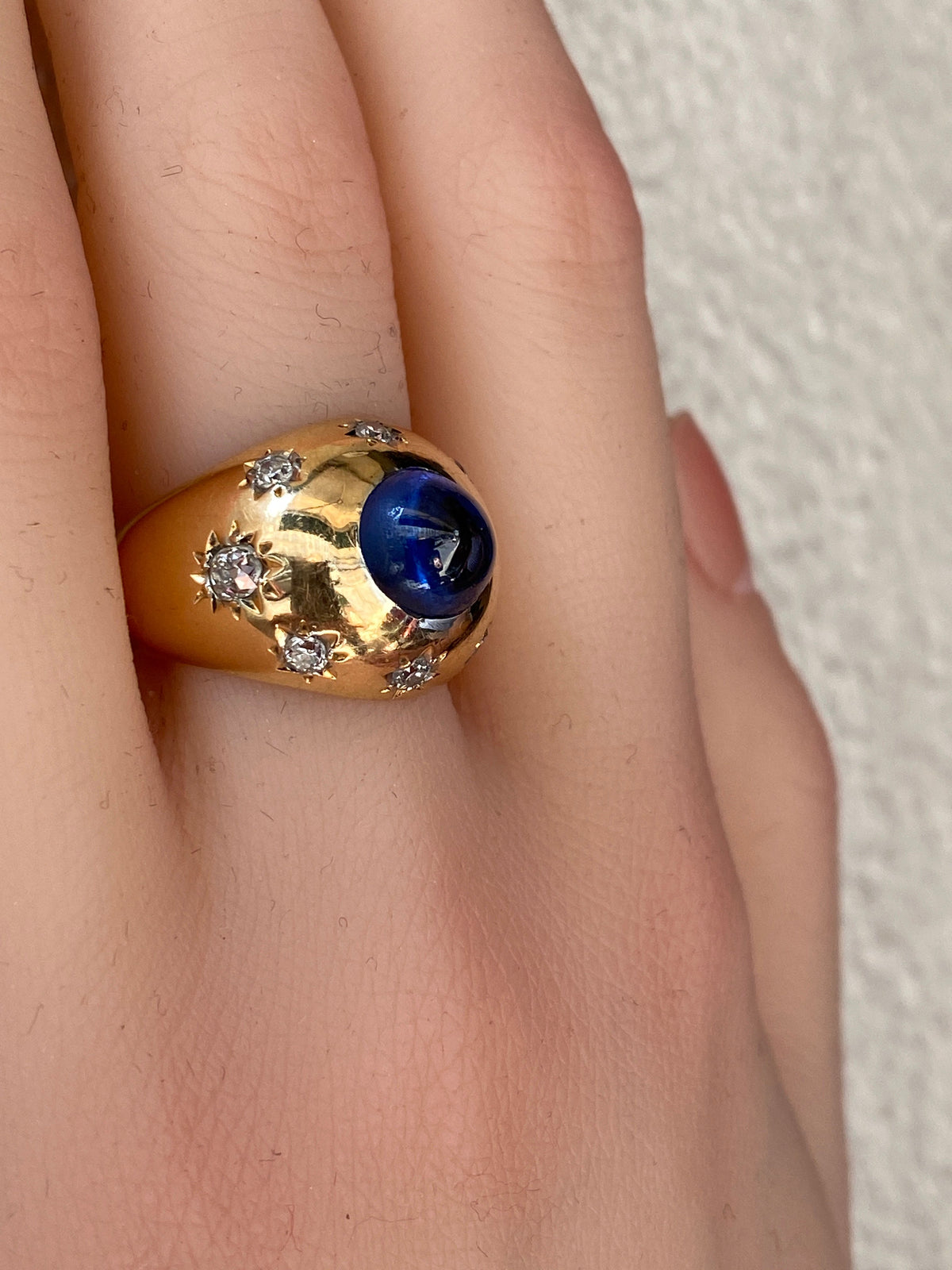 Bague en or 18 carats, saphir cabochon 5.10 ct ceylan non chauffé vers 1940