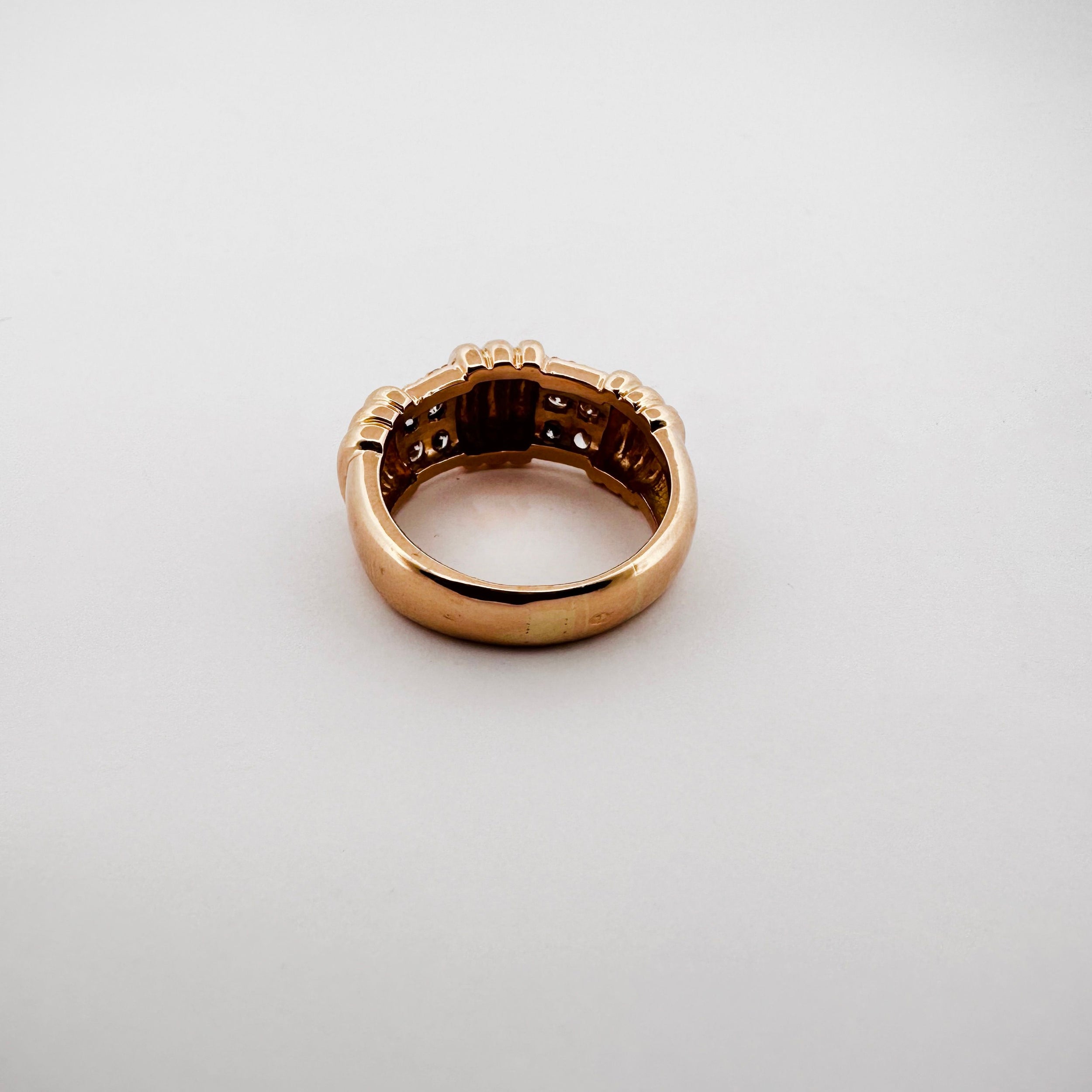 Bague Bandeau à godrons en or jaune et diamants