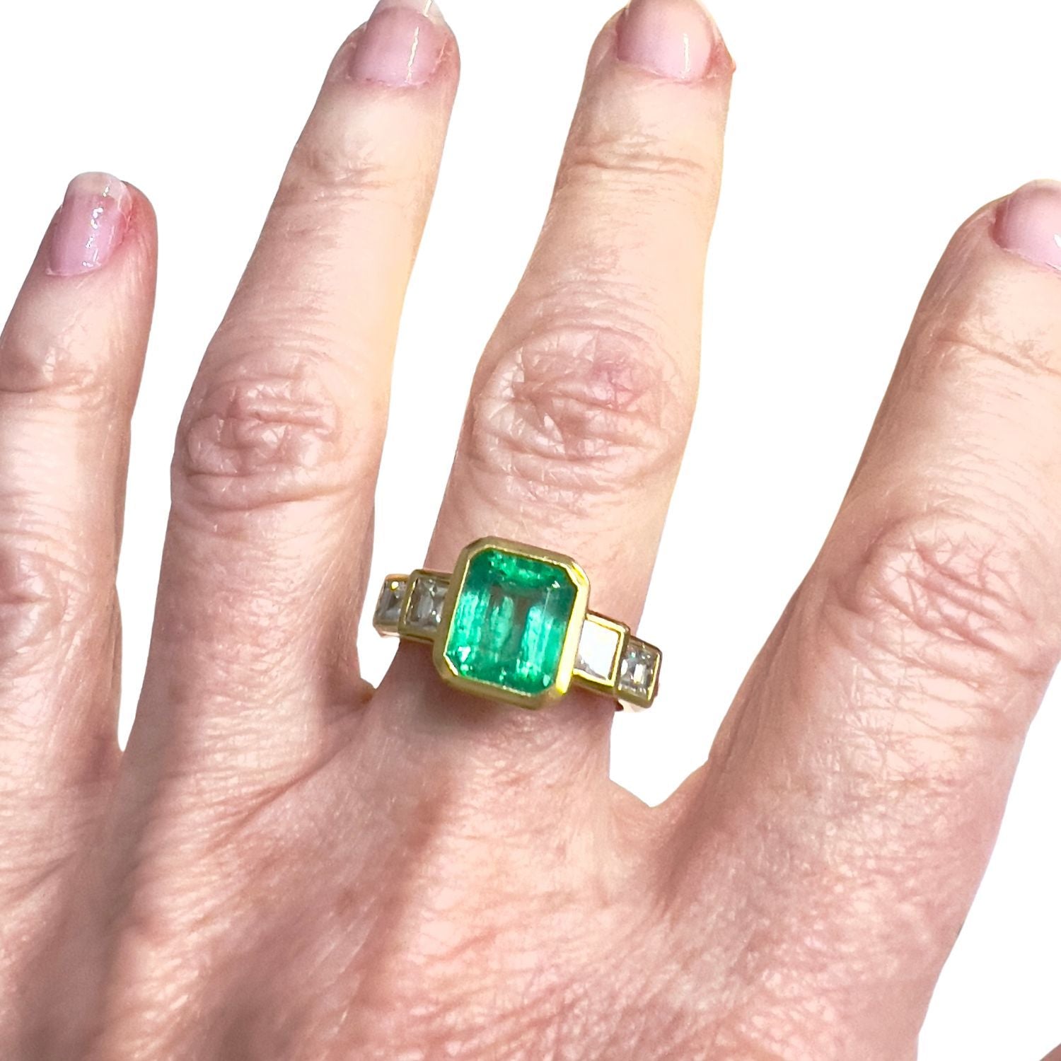 SORTIJA CONTEMPORÁNEA de ORO 18 kts con DIAMANTES y ESMERALDAS (con certificado de LAB)