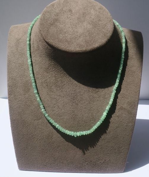 Collier perles émeraudes naturelles