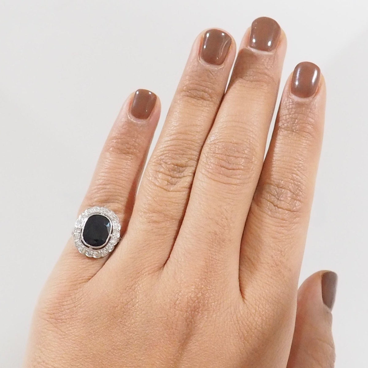 Bague Art Déco en platine, saphir et diamants