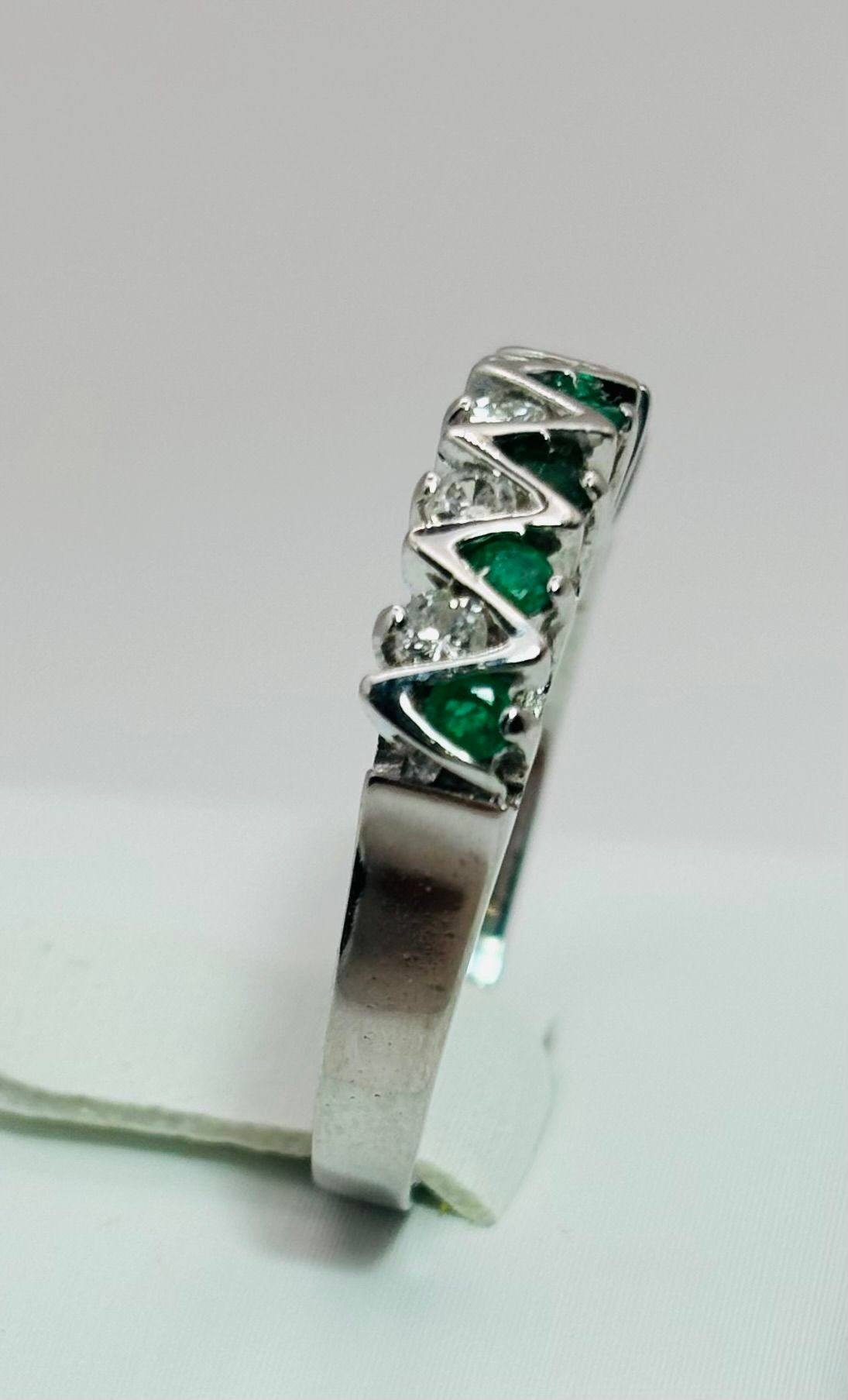 ANILLO EN ORO BLANCO CON ESMERALDAS Y DIAMANTES