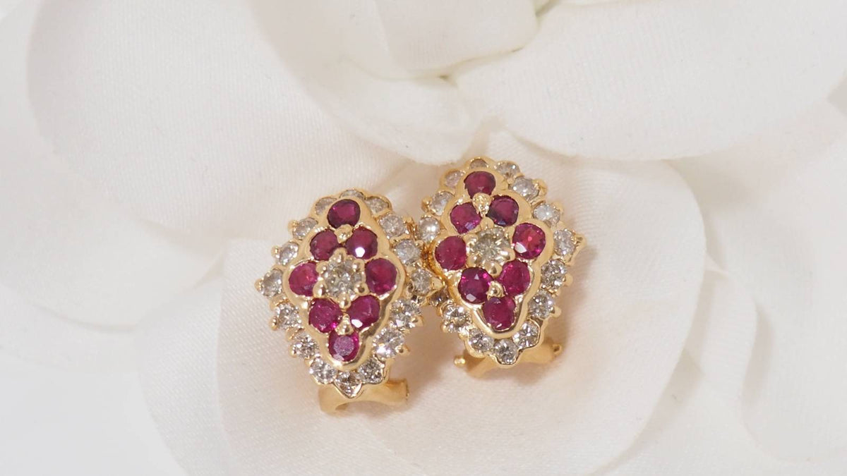 Boucles d'oreilles Clips en or jaune, diamants et rubis