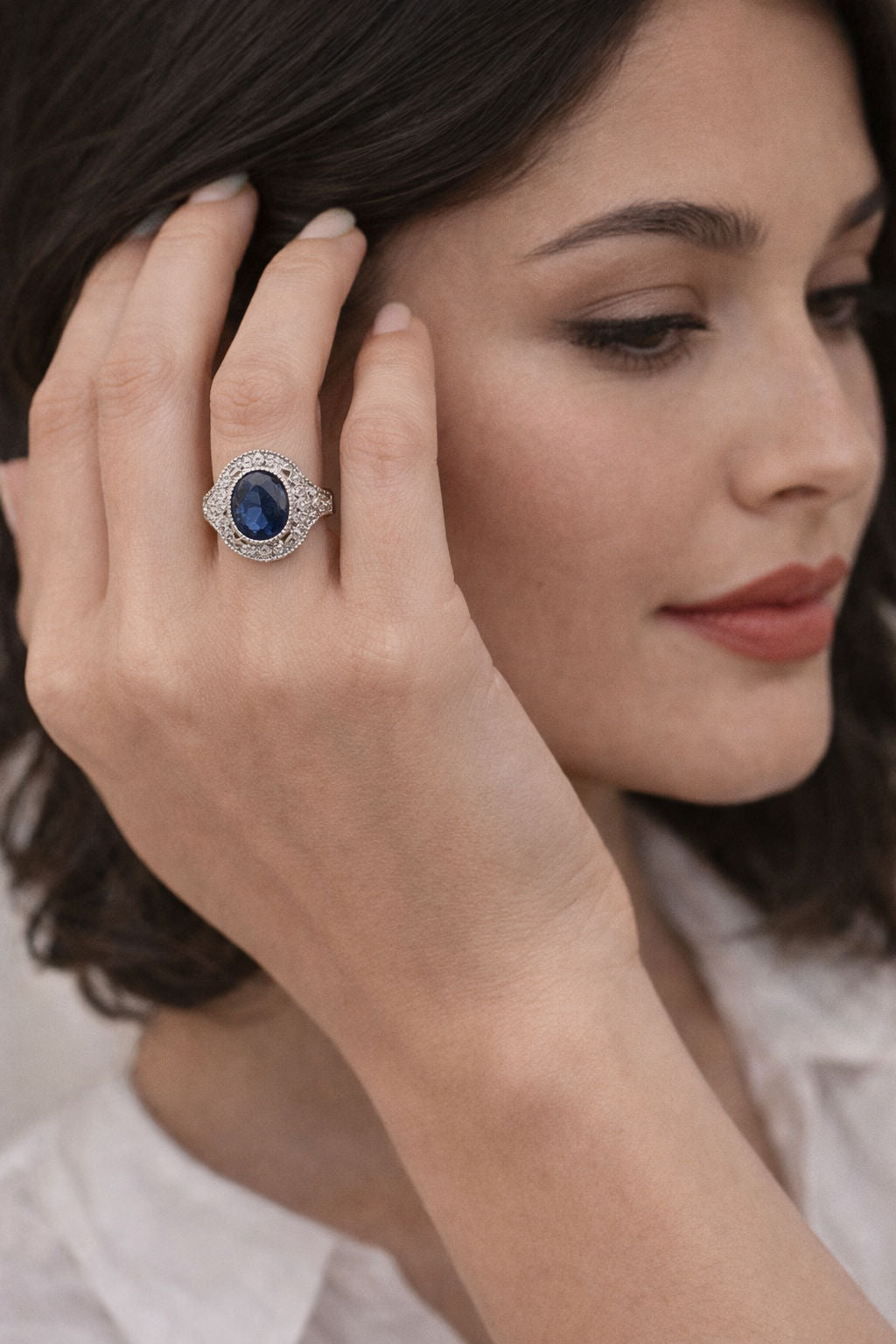 ANILLO DE ALTA JOYERIA EN PLATINO CON ZAFIRO AZUL Y DIAMANTES.